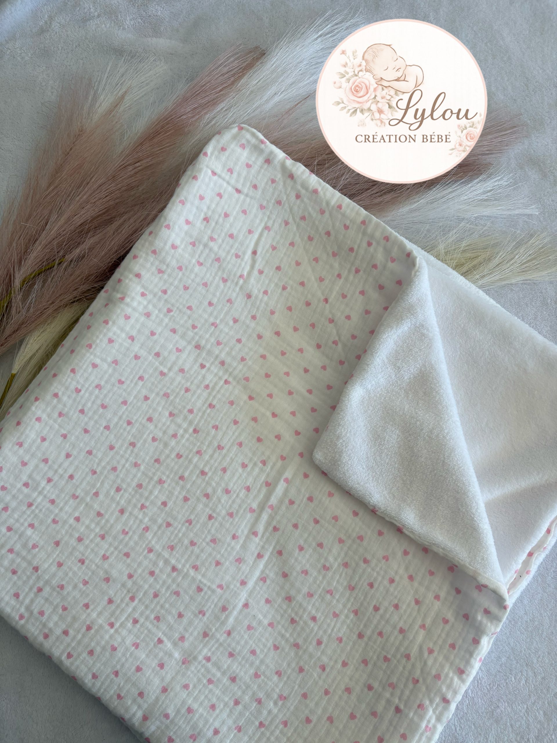 Plaid bébé gaze de coton- Motif cœurs doux et personnalisable – Image 3